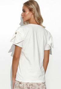 Makadamia T-SHIRT BASIC - T-shirt z nadrukiem