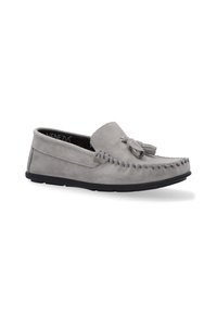 Grijze suède moccasin schoen met een franjerand, stikselaccenten langs de teen en een zwarte rubberen zool. Tijdloos instapontwerp.