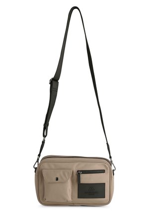 Sac bandoulière beige avec deux poches avant, une zippée et une avec un bouton-pression, et une bandoulière noire réglable.