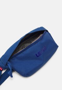 Levi's® SMALL BANANA SLING HEADLINE LOGO UNISEX - Torbica za okoli pasu - royal blue