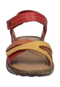 Ledersandale mit roten und gelben Riemen und dekorativen Nähten. Offen gestaltet mit einer gepolsterten braunen Innensohle und einer Gummisohle.