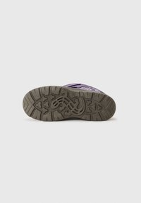 Fioletowy but na slip-on z gumową podeszwą. Teksturowany wzór trakcji z motywem jaszczurki i kształtem serc. Metaliczne akcenty na cholewce.