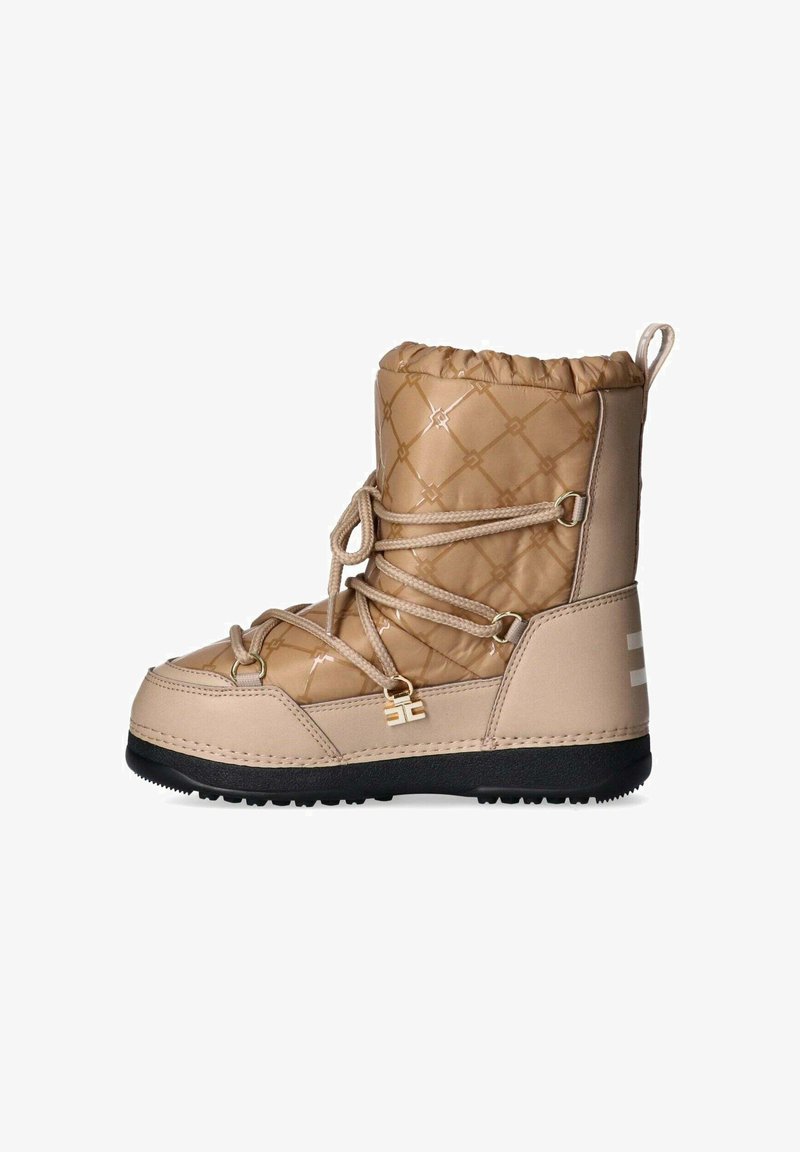 Stivale da neve isolato beige con finitura trapuntata, lacci elastici e elementi decorativi; suola in gomma nera con grip testurizzato.