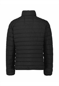 Schwarze Pufferjacke mit hohem Kragen, vertikal gestepptem Muster und elastischen Bündchen; leicht und isoliert.