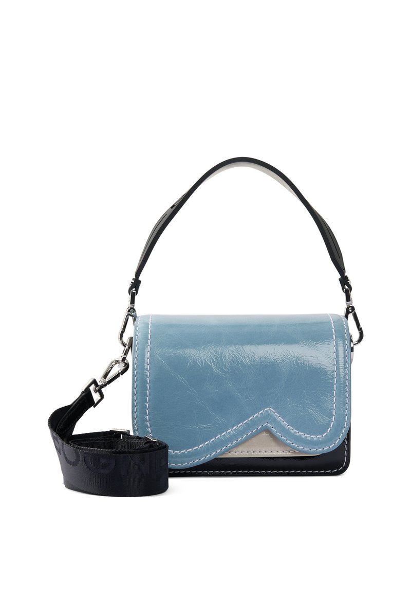 Piccolo borsa a mano rettangolare con corpo lucido di colore azzurro chiaro, accentuazione crema, base nera e tracolla regolabile con logo. Dettaglio di cuciture decorative.