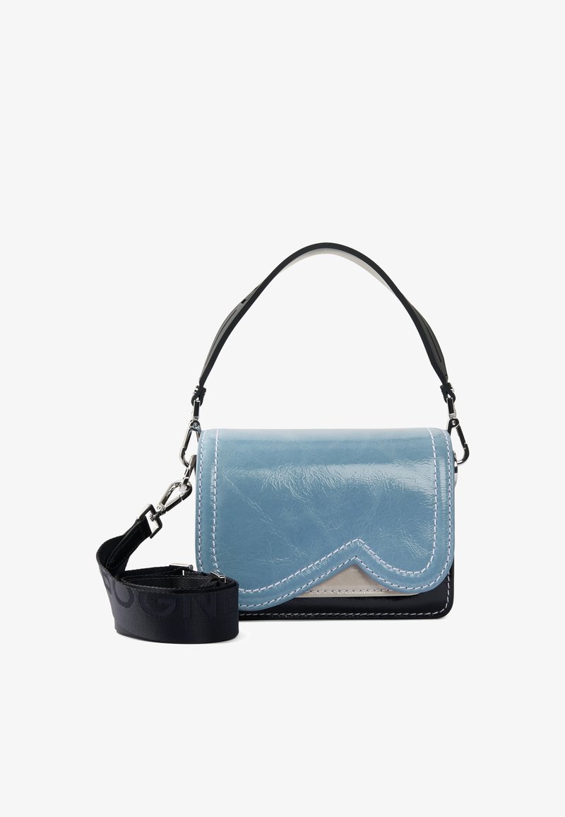 Pieni suorakaiteen muotoinen käsilaukku, jossa on kiiltävä vaaleansininen runko, kerma sävyä, musta pohja ja säädettävä hihna, jossa on logo. Koristavan ompelun yksityiskohtia.