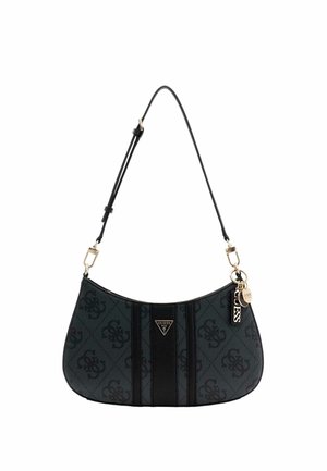 Sac à main noir Guess avec motif monogramme, bandoulière réglable, plaque logo triangulaire et trois breloques brandées suspendues.