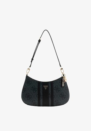 Sac à main noir Guess avec motif monogramme, bandoulière réglable, plaque logo triangulaire et trois breloques brandées suspendues.