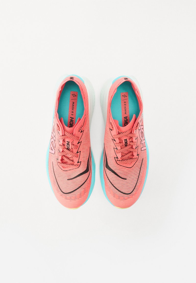 Chaussures de course légères en corail vif et turquoise, dotées d'un dessus en maille respirante, d'un col rembourré et d'une semelle en caoutchouc texturé.