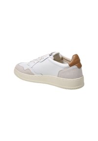 Sneaker in pelle bianca con dettagli in suede grigio, punta rotonda, design minimalista e particolare posteriore color cuoio; presenta lacci piatti e suola in gomma.