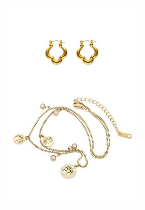 Arany karika fülbevalók hullámos mintával, arany lánc nyaklánccal párosítva, amely kivágott kör alakú medálokat és apró kristály díszítéseket tartalmaz.