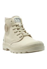 Scarpe alte beige realizzate in cotone biologico con una tomaia in tela texturizzata, suola in gomma, chiusura con lacci e un accento con logo circolare.