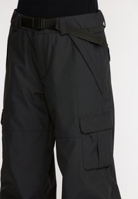 Sorte cargo-bukser med bælte, der har en glat tekstur, flere lommer og en afslappet pasform. Bemærkelsesværdige elementer inkluderer et mærketag.