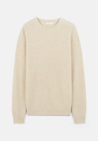 Beige stickad tröja med rund halsringning och långa ärmar med ribbade muddar. Texturerad tyg med ett subtilt mönster genom hela plagget.