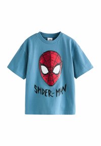 Blå bomulds t-shirt med et stort rødt Spider-Man maske grafik med hvide øjne og sort tekst "SPIDER-MAN" nedenfor. Korte ærmer, standard pasform.