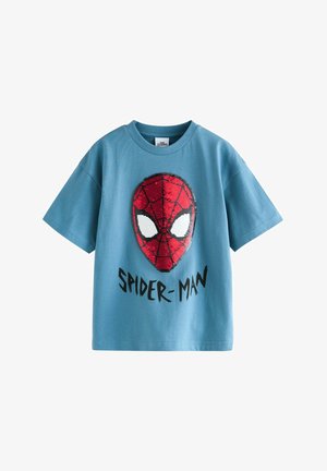 Sinine puuvillane t-särk, millel on suur punane Spider-Mani maski graafika valgete silmadega ja must tekst "SPIDER-MAN" all. Lühikesed varrukad, tavaline lõige.