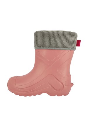 Roze rubberlaars met een grijze ribbelstof manchette, afgeronde neus, textuur oppervlak en een rode trekband aan de achterkant voor gemakkelijk aan- en uittrekken.