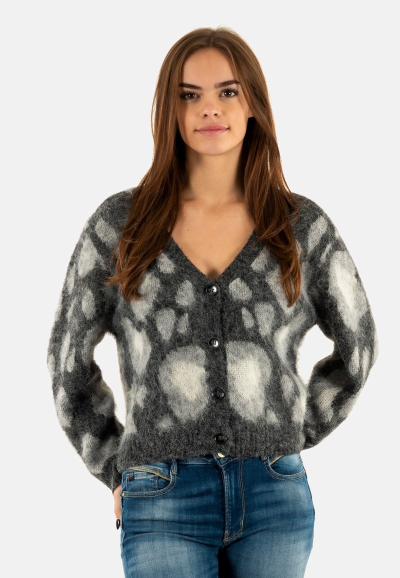 Grijze en witte gebreide cardigan met een v-hals, lange mouwen en vijf zwarte knopen, met een zachte, gestructureerde uitstraling.