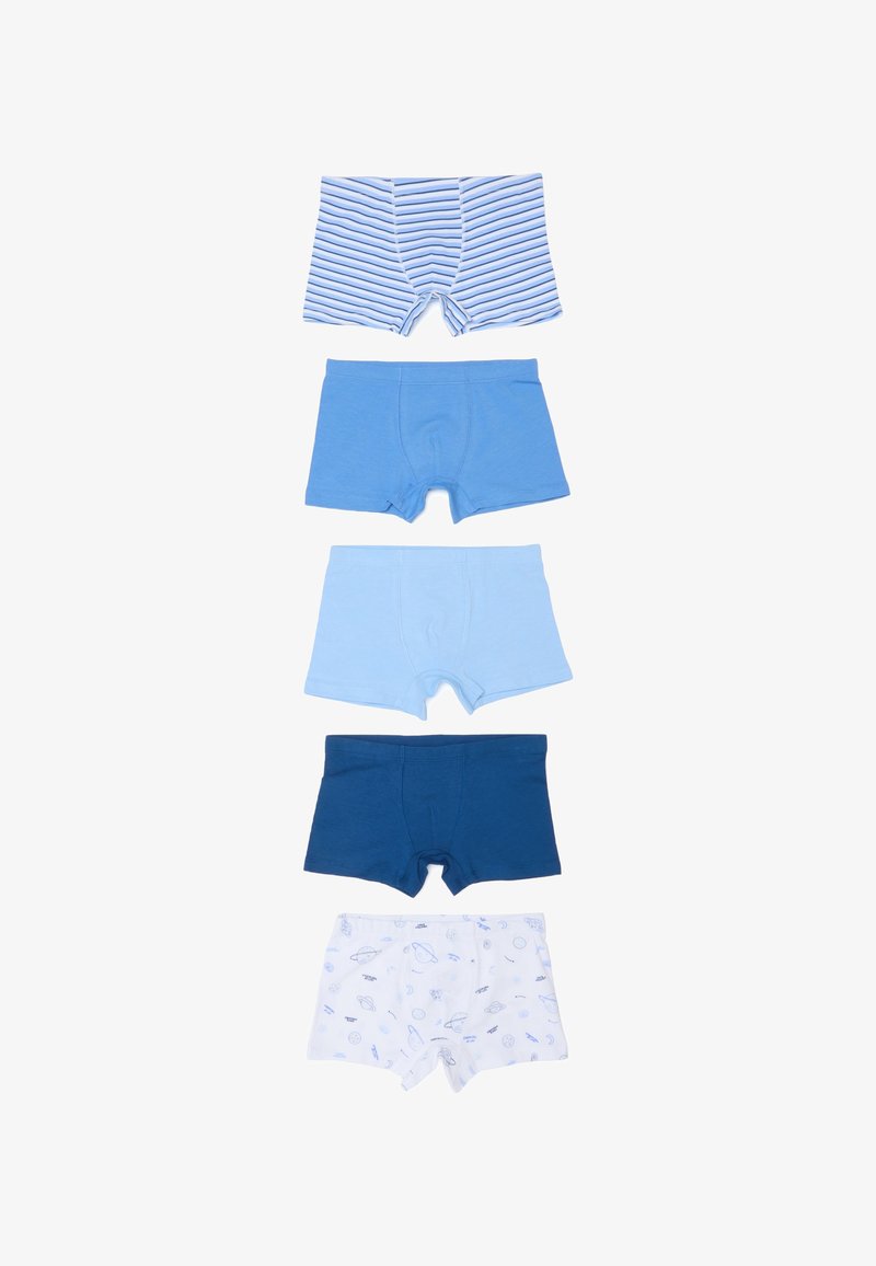 Cinq paires de boxers pour garçons : rayé bleu, uni bleu clair, uni bleu moyen, uni bleu foncé, et blanc avec des motifs spatiaux bleus.