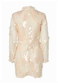 Beżowa mini sukienka z długim rękawem, ozdobiona dużymi okrągłymi cekinami w wzór chevron, z zamekiem błyskawicznym z tyłu i wysokim kołnierzem.