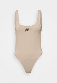 Beige baddräkt i ett stycke med fyrkantig halsringning, tunna axelband och låg rygg. Har en liten, mörk Nike-logotyp på bröstet.