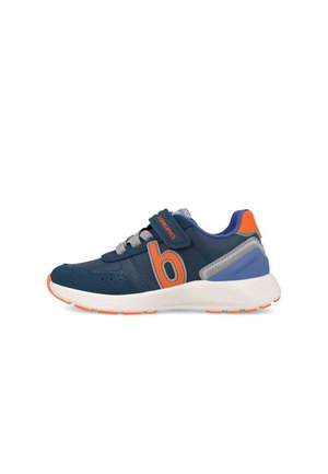 Zapatilla deportiva para niños en azul marino con detalles en naranja, cordones grises, suela blanca y una tira de velcro etiquetada "biomecanics."