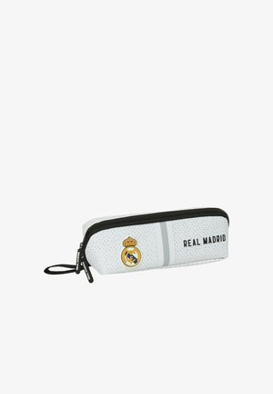 Biała kosmetyczka w szare pasy, z logo Real Madryt i napisem "REAL MADRID", oraz czarnym zamkiem błyskawicznym z uchwytem.