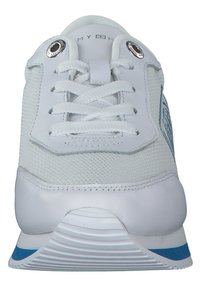 Baskets de sport blanches avec une tige en maille texturée, un système de laçage et une touche de bleu sur la semelle. Matériau synthétique lisse sur le talon.