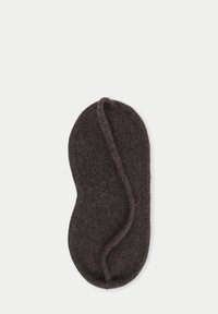 Masque pour les yeux en laine gris foncé avec une forme ergonomique incurvée et une texture lisse, conçu pour le confort pendant le sommeil ou la détente.