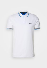Polo blanc en coton, doté d'une patte de boutonnage à deux boutons, avec des accents rayés bleus et noirs au col et aux manches, et un petit logo.