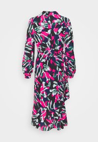 Pitkähihainen kukallinen mekko, jossa onElinvoimaisia pinkkejä, vihreitä ja valkoisia lehtiä mustalla taustalla, vyötärölle kiristetty malli ja rosoinen helma.