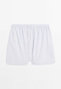 Gestreifte Baumwollboxershorts in Hellblau und Weiß. Elastischer Bund oben, lockere Passform und mittellange Beine mit geradem Schnitt.