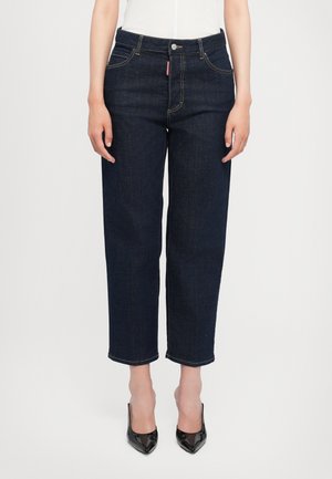 Jeans denim berwarna biru tua dengan potongan santai dan panjang yang dipotong. Dilengkapi dengan jahitan kontras dan penutupan tombol depan.