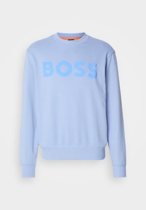 Lys blå crewneck genser med lange ermer og ordet "BOSS" trykt i store blå bokstaver over brystet.