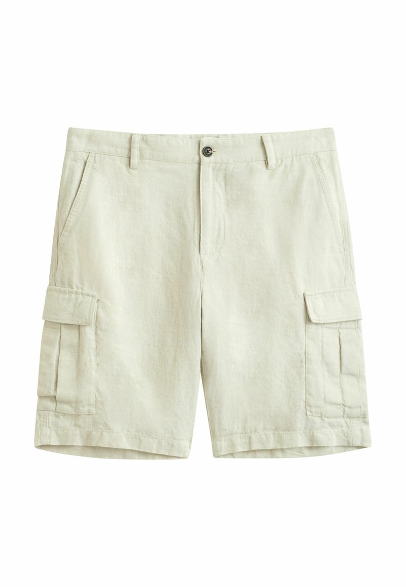 Pantalones cortos cargo beige con botón y cremallera delanteros, dos bolsillos laterales y dos grandes bolsillos con solapa en cada muslo.