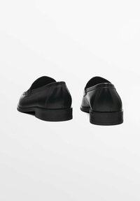 Schwarze Lederloafer mit glatter Textur, runder Spitze, schlanker Silhouette und einer niedrigen Gummisohle. Sauberes Design ohne sichtbare Beschläge.