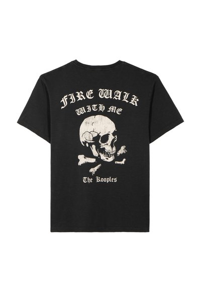 T-shirt nera in cotone con grafica di un teschio bianco con ossa incrociate e la scritta "FIRE WALK WITH ME" e "The Kooples" stampata sopra.