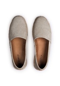 Beige lærred espadrilles med en rund tå, læderindlægssål og syet detaljering. Har en naturlig jute sål.