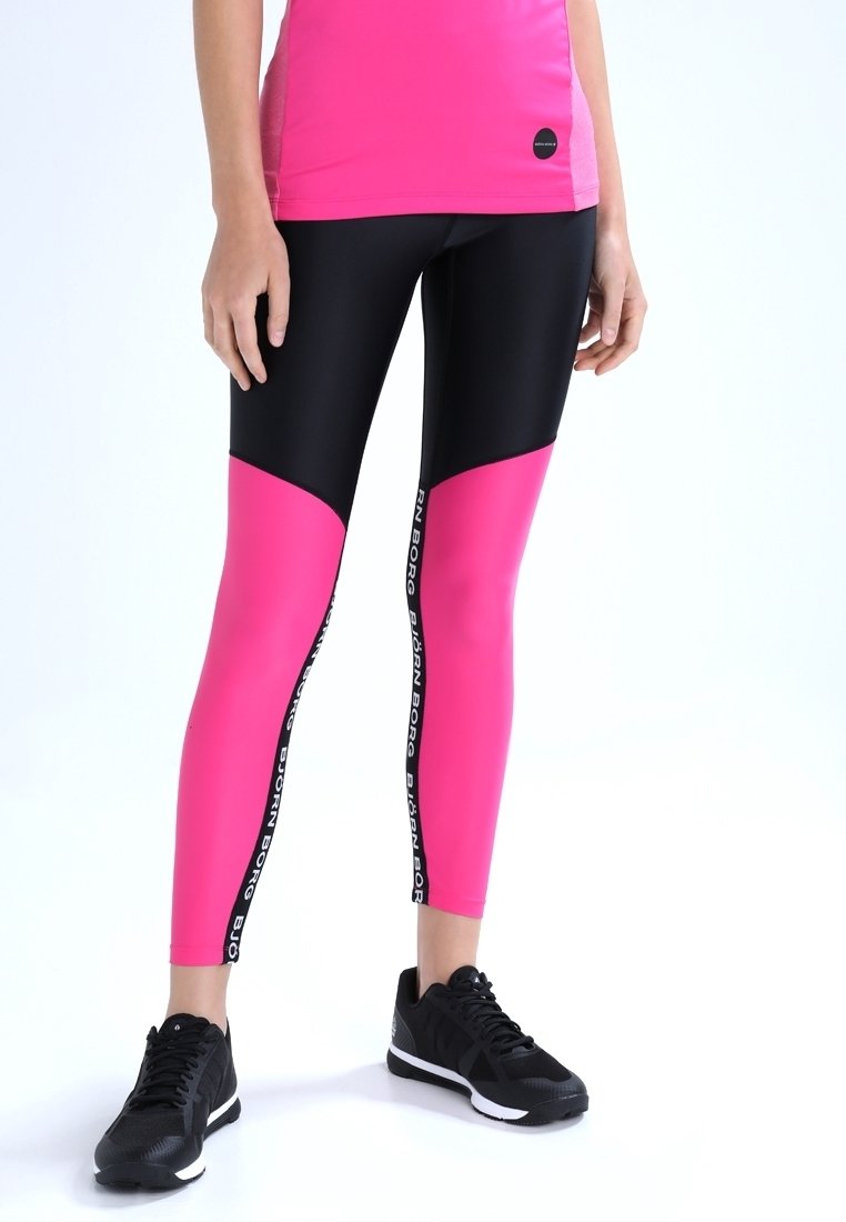 Přiléhavé cvičební legíny s růžovo-černým blokovým designem, vyrobené z elastického materiálu, se černými bočními pruhy.