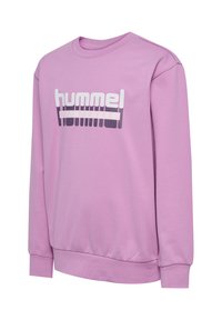Sweat-shirt lavande à col rond avec manches longues, logo blanc "hummel" et inscription "SPORTSWEAR" sur la poitrine.