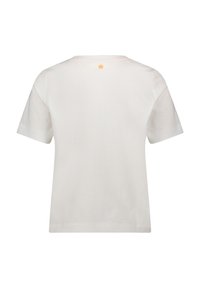 Hvid sommershirt i bomuld med korte ærmer, rund halsudskæring og et lille orange smiley-logo på den øverste ryg. Rent, minimalistisk design.