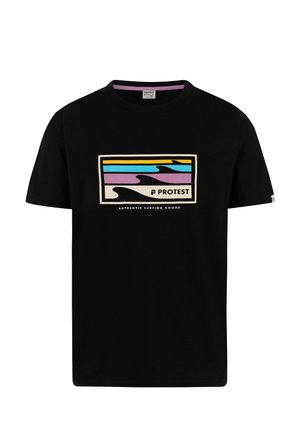 Sort bomulds-T-shirt med et rektangulært grafik med horisontale striber i blå, pink og gul, og teksten "PROTEST" nedenunder.