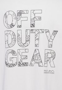 Tekst „OFF DUTY GEAR” z literami wypełnionymi szczegółowymi wzorami map topograficznych na białym tle, mały kod i symbol poniżej tekstu.