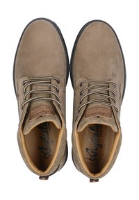Bruine suède enkellaarzen met een ronde neus, contrasterende veters en een tan voering. Ze hebben een gestructureerd bovenwerk en een stevige rubberen zool.