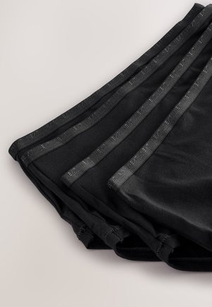 Pantaloni scurți negri din țesătură elastică, aranjați în stivă, cu textură netedă și o bandă elastică subtilă cu brand.