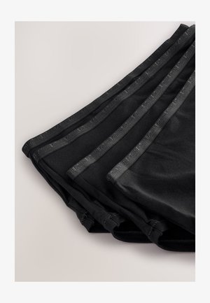 Schwarze Shorts aus elastischem Stoff, auf einem Stapel angeordnet, mit glatter Textur und einem dezenten, gebrandeten elastischen Bund.