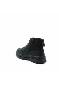 Schwarze Knöchelstiefel aus einem strukturierten Leder-Außenmaterial, mit Vorderentlacing, seitlichem Reißverschluss und einer stabilen Gummisohle mit ausgeprägtem Profil.