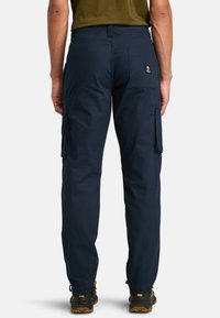 Marine cargobroeken gemaakt van duurzame stof, met zijzakken, een achterzak met een logopatch en een relaxte pasvorm.