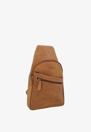 Kleiner hellbrauner Lederschulterrucksack mit zwei Reißverschlussfächern und minimalistischem Logo vorne vor weißem Hintergrund.