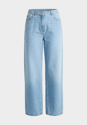 Lyseblå jeans med høj talje og lige ben, foran med knap, lynlås og fem-lomme design på ensartet lys baggrund.
